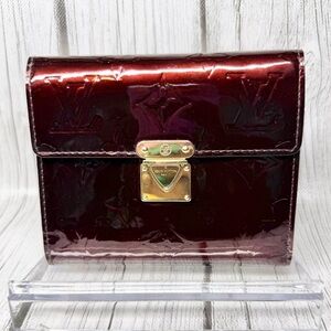 PRE LOVED Louis Vuitton Amarante Vernis Burgundy Koala Wallet w/Buckle Closure